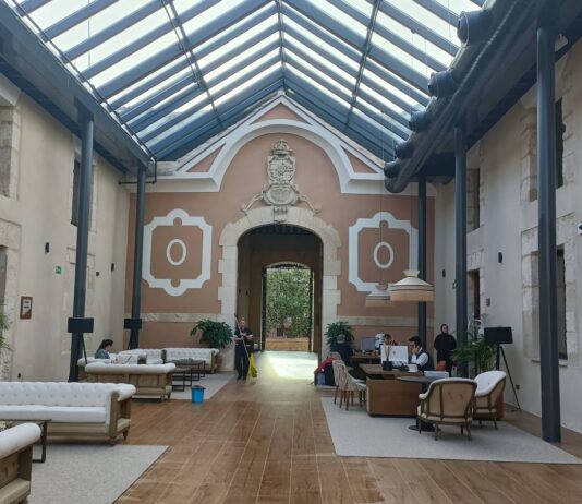 Hall del hotel de Castilla-Termal en Brihuega durante el puente de la Constitución de 2023. (Foto: La Crónic@)