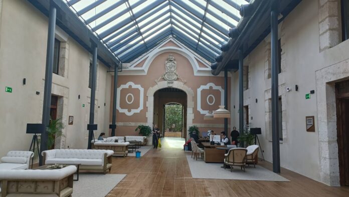 Hall del hotel de Castilla-Termal en Brihuega durante el puente de la Constitución de 2023. (Foto: La Crónic@)