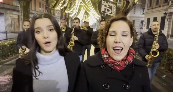 Un gran regalo de Navidad el de Klandestinos y estas dos magníficas voces, grabado en el centro de Guadalajara. (Foto: Klandestinos)