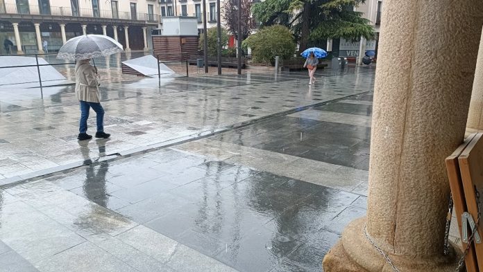 Lluvia en la Plaza Mayor de Guadalajara en el otoño de 2023. (Foto: La Crónic@)