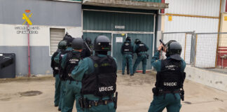 En esta nave se ocultaba la plantación... y sus tres responsables, de nacionalidad china. (Foto: Guardia Civil)