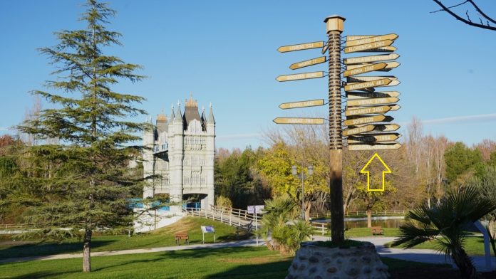 Monumento sueco en el Parque Europa de Torrejón de Ardoz, con el indicador dedicado a Guadalajara.