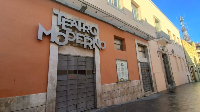 Exterior del Teatro Moderno, en diciembre de 2023. (Foto: La Crónic@)