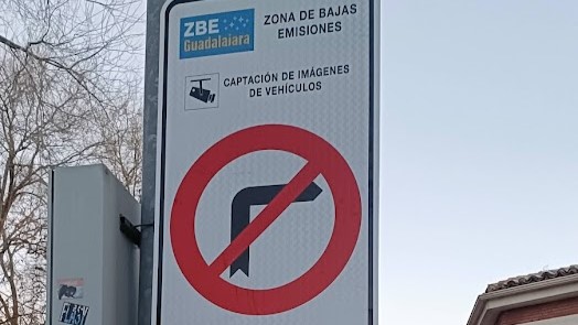 Una de las actualmente conflictivas señales de la Zona de Bajas emisiones de Guadalajara. (Foto: La Crónic@)