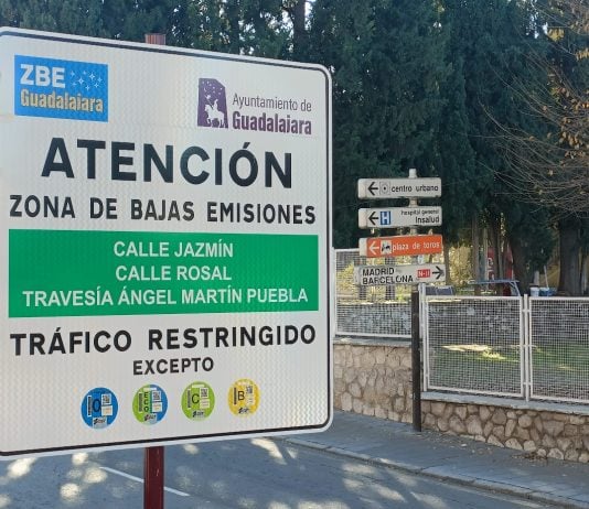 Una de las futuras señales que alertan de la Zona de Bajas Emisiones de Guadalajara. (Foto: La Crónic@)