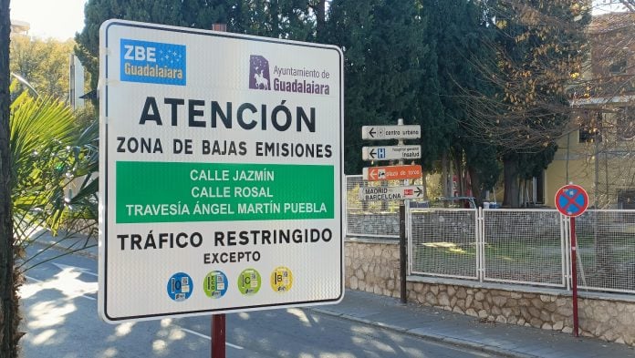 Una de las futuras señales que alertan de la Zona de Bajas Emisiones de Guadalajara. (Foto: La Crónic@)