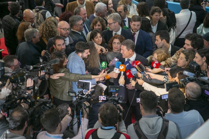 García-Page, entre una masa de periodistas en Fitur el 24 de enero de 2024.
