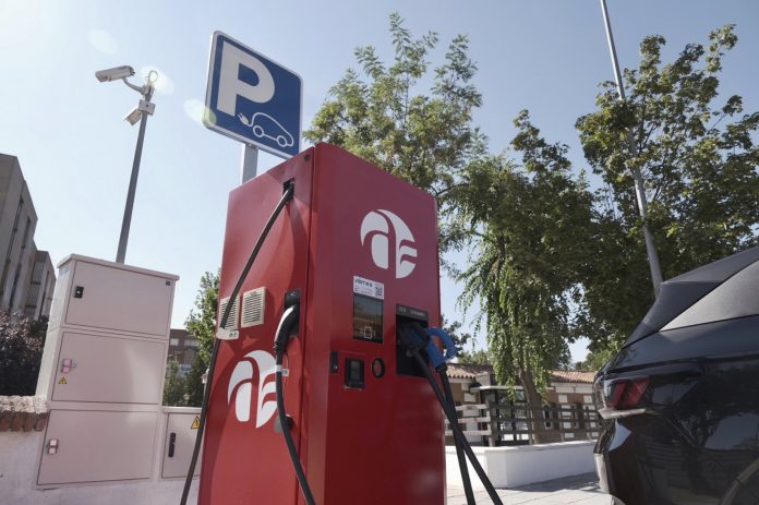 Primer punto municipal de recarga de coches eléctricos en Azuqueca.