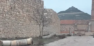 Columnas del viacrucis de Atienza, por el suelo.