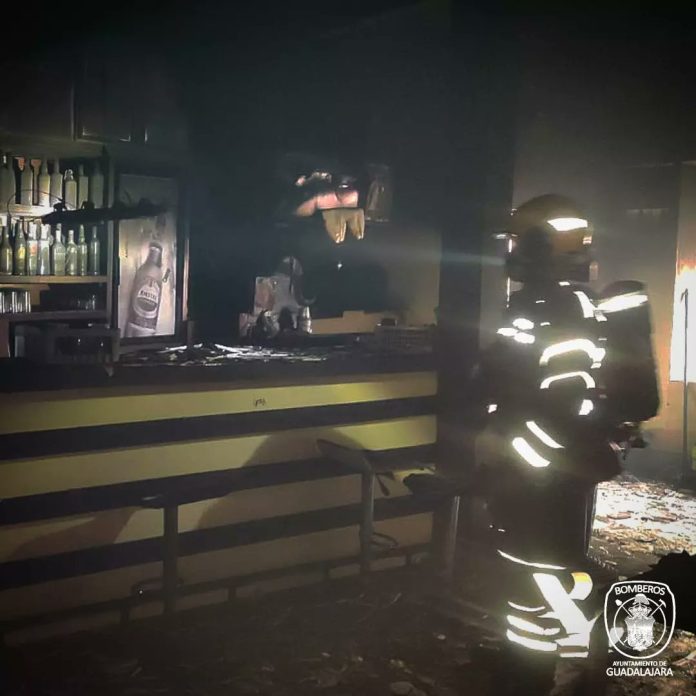 Los bomberos, en plena intervención el 17 de enero de 2024 en un bar de copas de la calle Horno de San Gil, de Guadalajara.