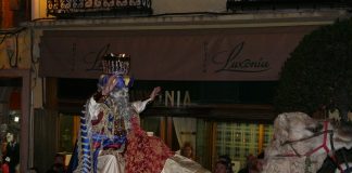 Lo de utilizar dromedarios para los Reyes Magos de Guadalajara parece cosa de un pasado que no volverá. La foto, de LA CRÓNICA, es de la cabalgata de 2008.