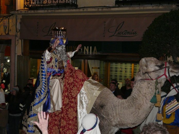 Lo de utilizar dromedarios para los Reyes Magos de Guadalajara parece cosa de un pasado que no volverá. La foto, de LA CRÓNICA, es de la cabalgata de 2008.