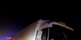 Accidente de un camión en la A-2 El camión terminó en la cuneta. (Foto: Bomberos de Guadalajara)