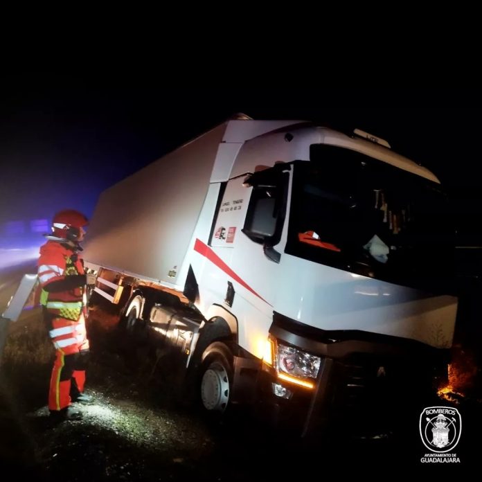 El camión terminó en la cuneta. (Foto: Bomberos de Guadalajara)