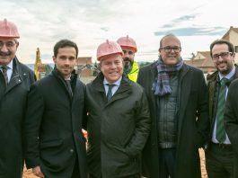 Los cascos rosas han sido la nota de color en la puesta de la primera piedra del futuro centro de salud de Cabanillas del Campo.