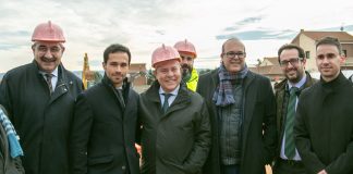 Los cascos rosas han sido la nota de color en la puesta de la primera piedra del futuro centro de salud de Cabanillas del Campo.
