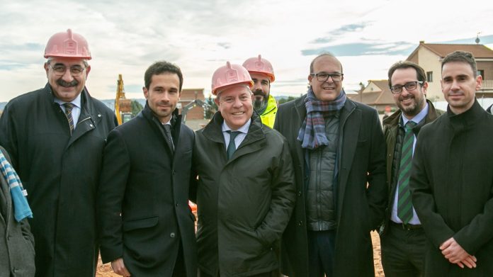 Los cascos rosas han sido la nota de color en la puesta de la primera piedra del futuro centro de salud de Cabanillas del Campo.