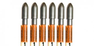 Para utilizar estos petardos en forma de cohete, de la categoría F3, hay que tener al menos 18 años.