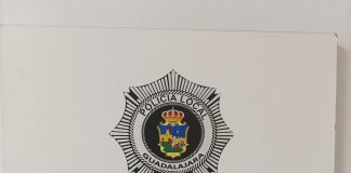 Con este cuchillo amenazaba en una calle de Guadalajara hasta ser detenido El cuchillo que blandía el detenido era de generosas dimensiones. (Foto: Policía Local de Guadalajara)