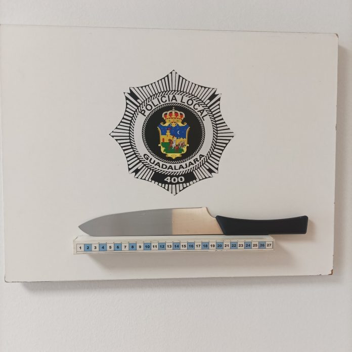 El cuchillo que blandía el detenido era de generosas dimensiones. (Foto: Policía Local de Guadalajara)