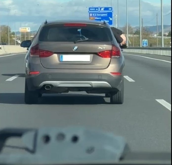 El exhibicionista en plena gamberrada, culo al aire por la autovía A-2 en dirección a Guadalajara. (Foto: Guardia Civil)