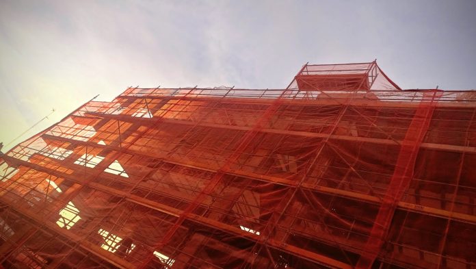 Uno de los escasos edificios en construcción actualmente en el centro de Guadalajara, por iniciativa de una empresa del sector. (Foto: La Crónic@)