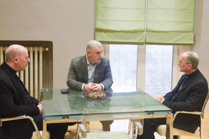 Reunión de José Luis Vega y el obispo Julián Ruiz Martorell.