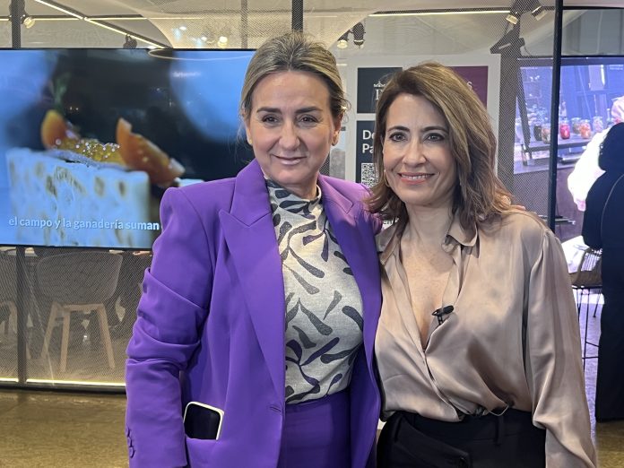 Mercedes Tolón y Raquel Sánchez, en Fitur.