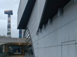 Exterior del centro comercial Ferial Plaza, que en así mismo es un indicador de cómo va la economía de Guadalajara. (Foto: La Crónic@)
