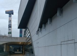 Exterior del centro comercial Ferial Plaza, que en así mismo es un indicador de cómo va la economía de Guadalajara. (Foto: La Crónic@)