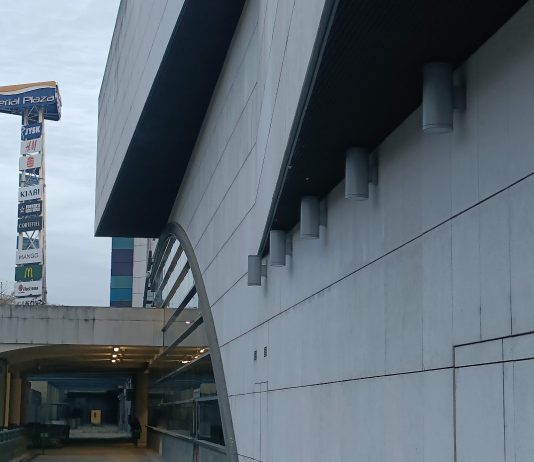 Exterior del centro comercial Ferial Plaza, que en así mismo es un indicador de cómo va la economía de Guadalajara. (Foto: La Crónic@)