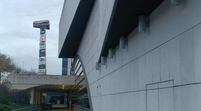 Exterior del centro comercial Ferial Plaza, que en así mismo es un indicador de cómo va la economía de Guadalajara. (Foto: La Crónic@)