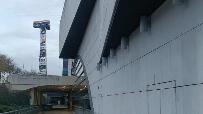 Exterior del centro comercial Ferial Plaza, que en así mismo es un indicador de cómo va la economía de Guadalajara. (Foto: La Crónic@)