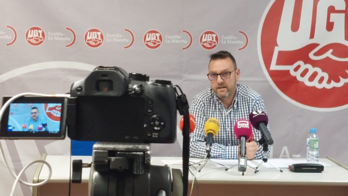 El secretario provincial de UGT, en rueda de prensa.