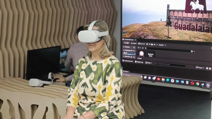 La alcaldesa de Guadalajara, en plena experiencia 3D. (Foto: La Crónic@)