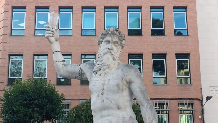 El Neptuno del Jardinillo, el 29 de enero de 2024, vaso en mano. (Foto: La Crónic@)