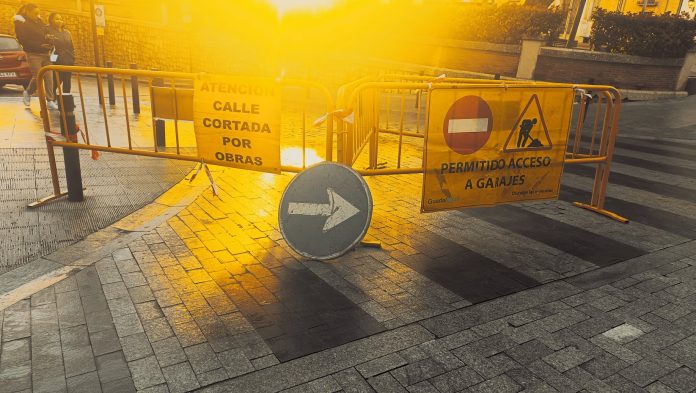 Ya no es posible acceder desde el Jardinillo a la calle Cervantes y Plaza del Mercado. Hay dos meses de obra por delante. (Foto: La Crónic@)