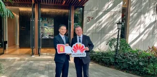 El presidente de C-LM, Emiliano García-Page, en las instalaciones de Huawei en Shenzhen.