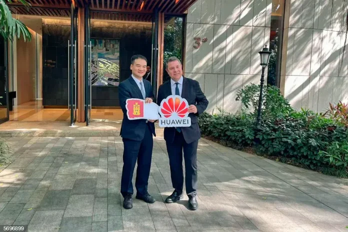 El presidente de C-LM, Emiliano García-Page, en las instalaciones de Huawei en Shenzhen.