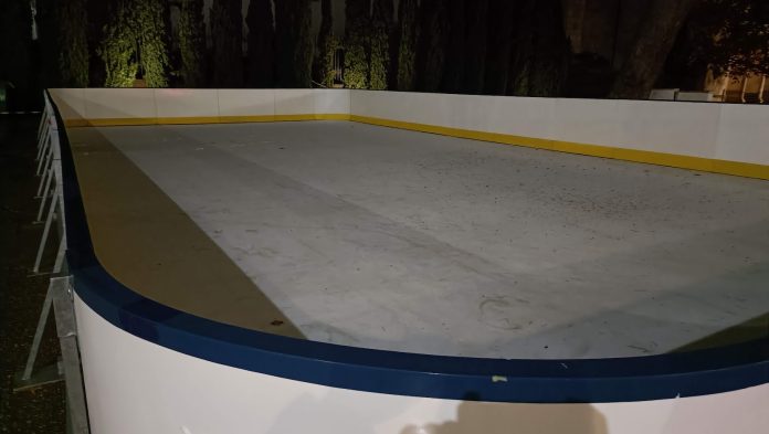 Pista sintética para patinar, instalada cerca del Infantado, en Guadalajara. (Foto: La Crónic@)