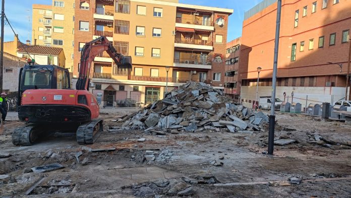 La plaza de Prim estaba ya completamente levantada este 23 de enero de 2024. (Foto: La Crónic@)