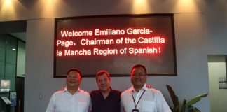 El presidente de Castilla-La Mancha durante su primera visita a China, en 2018.