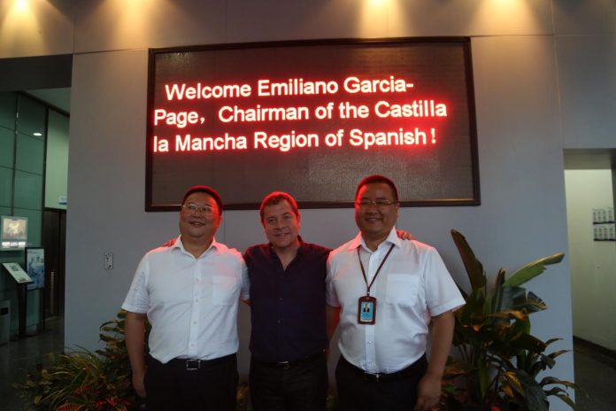 El presidente de Castilla-La Mancha durante su primera visita a China, en 2018.