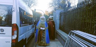 Los Reyes Magos, apurando su entrega de regalos en Guadalajara en la mañana del 6 de enero de 2024, antes de volverse para Oriente. (Foto: La Crónic@)