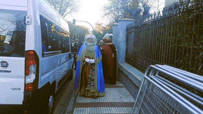 Los Reyes Magos, apurando su entrega de regalos en Guadalajara en la mañana del 6 de enero de 2024, antes de volverse para Oriente. (Foto: La Crónic@)