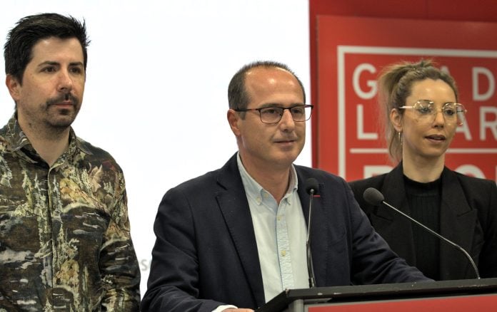Alberto Rojo ha comparecido flanqueado por Ignacio de la Iglesia y Lucía de Luz. (Foto: PSOE)