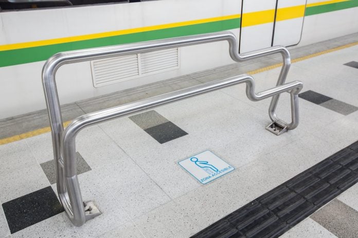 Ejemplo de apoyo isquiático, instalado en este caso en el metro de la ciudad colombiana de Medellín.