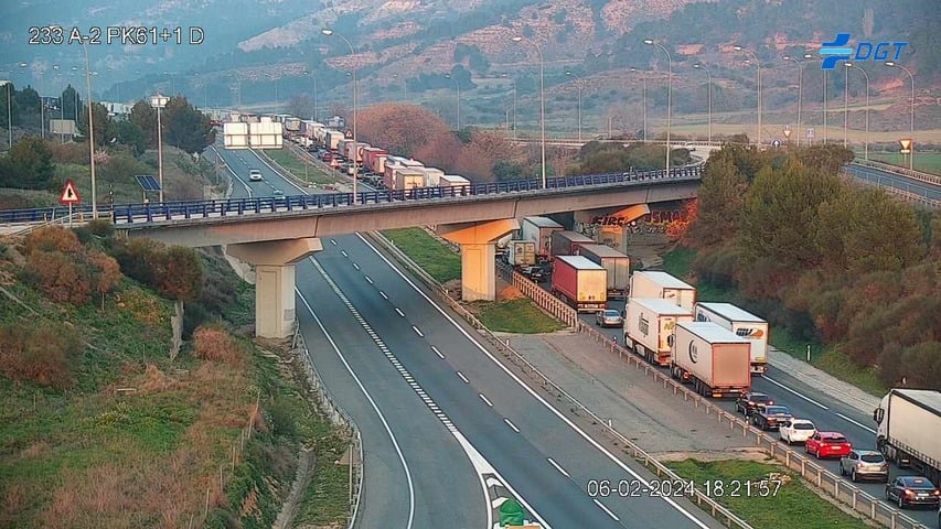Camiones y coches parados antes de llegar a la altura de Taracena por la A-2, a media tarde del martes, 6 de febrero de 2024. (Foto: DGT)