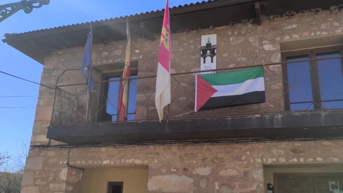 Balcón del Ayuntamiento de Albendiego, con las banderas institucionales repuestas y en compañía de la de Palestina.