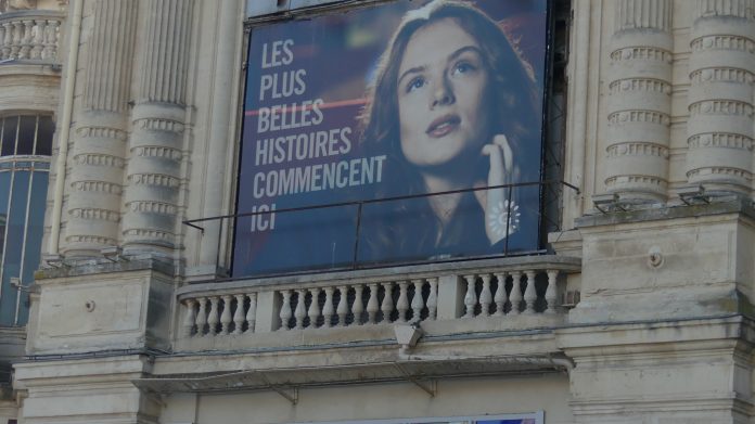 Cartel publicitario al que alude El Paseante, en su artículo. (Foto: La Crónic@)
